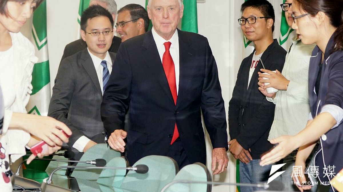 美國前副總統奎爾拜訪民進黨黨主席蔡英文。(蘇仲泓攝) 美國前副總統奎爾拜訪民進黨黨主席蔡英文。(蘇仲泓攝)