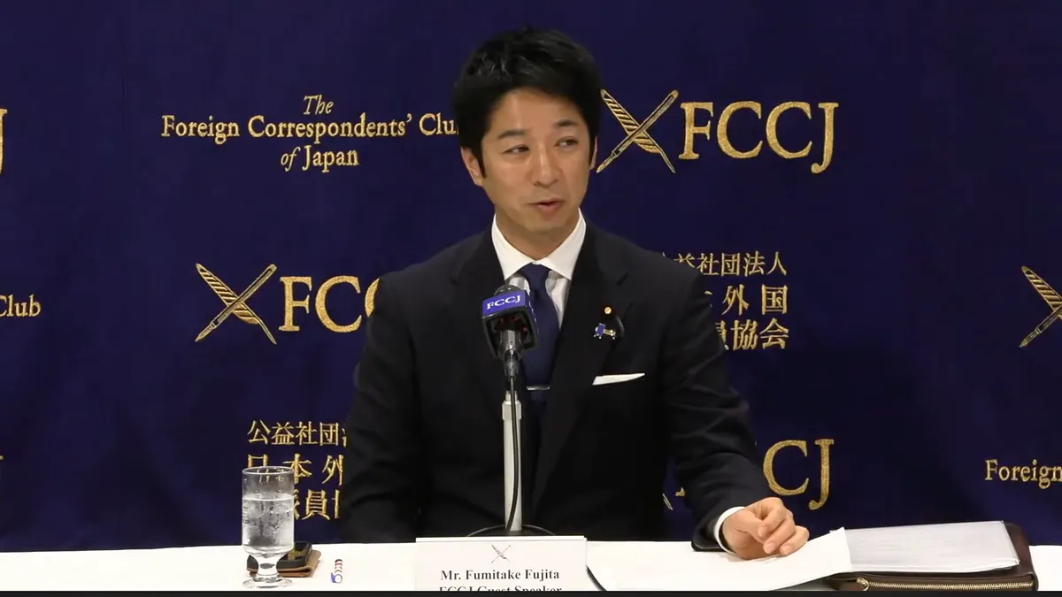 日本維新の会の藤田文武共同代表は13日のFCCJ記者会見で、自民党との連立合意に至った経緯や改革方針、主要政策課題について説明した。(写真:FCCJ) 日本維新の会の藤田文武共同代表は13日のFCCJ記者会見で、自民党との連立合意に至った経緯や改革方針、主要政策課題について説明した。(写真:FCCJ)