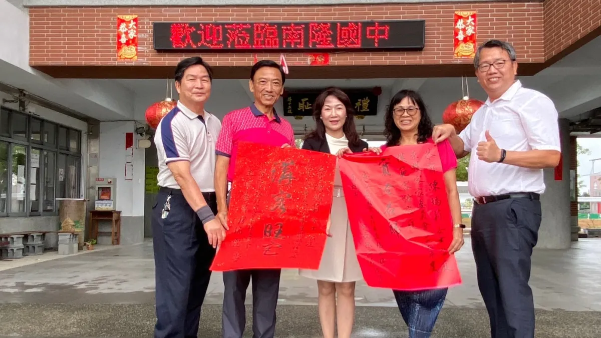高市客委會楊瑞霞主委及美濃區謝鶴琳區長齊賀陳瑪莉女士家庭,榮獲模範客語家庭。(圖/高市客委會提供)