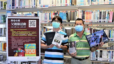 即日起至8月8日止,於新北市立圖書館任一分館借閱10本書,有機會可以獲得「筋膜按摩槍」或「mooInk Plus 電子書閱讀器」。(圖/新北市立圖書館提供)