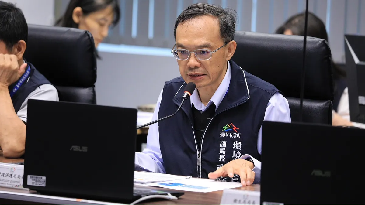 台中市府環保局副局長商文麟進行專案報告,介紹發展移動污染源AI人工智慧的科技執法。(圖/台中市政府) 台中市府環保局副局長商文麟進行專案報告,介紹發展移動污染源AI人工智慧的科技執法。(圖/台中市政府)