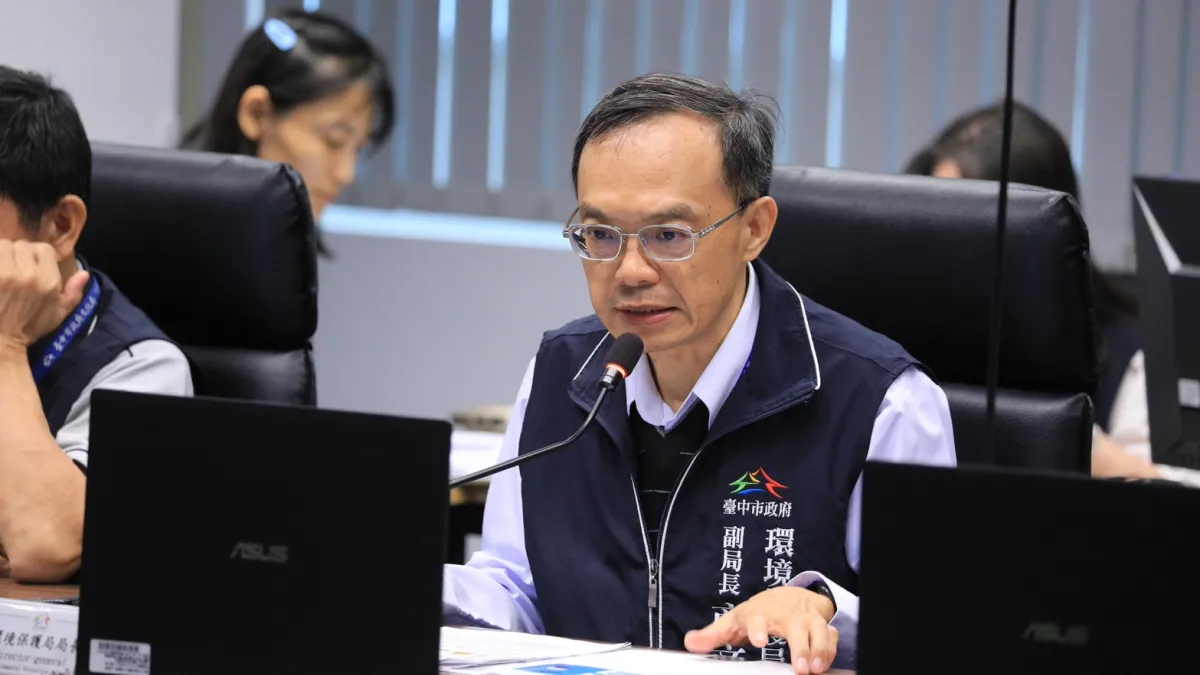 台中市府環保局副局長商文麟進行專案報告,介紹發展移動污染源AI人工智慧的科技執法。(圖/台中市政府)