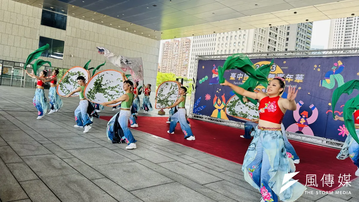 「2023台中國際踩舞嘉年華」記者會開場表演展現在地特色。(圖/王秀禾攝)
