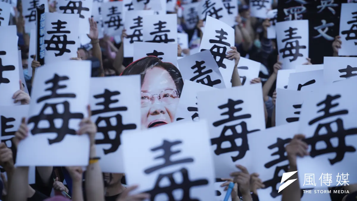 20201122-秋鬥遊行,秋鬥大隊隊伍於民進黨中央黨部前高舉手牌發表訴求。(陳品佑攝)