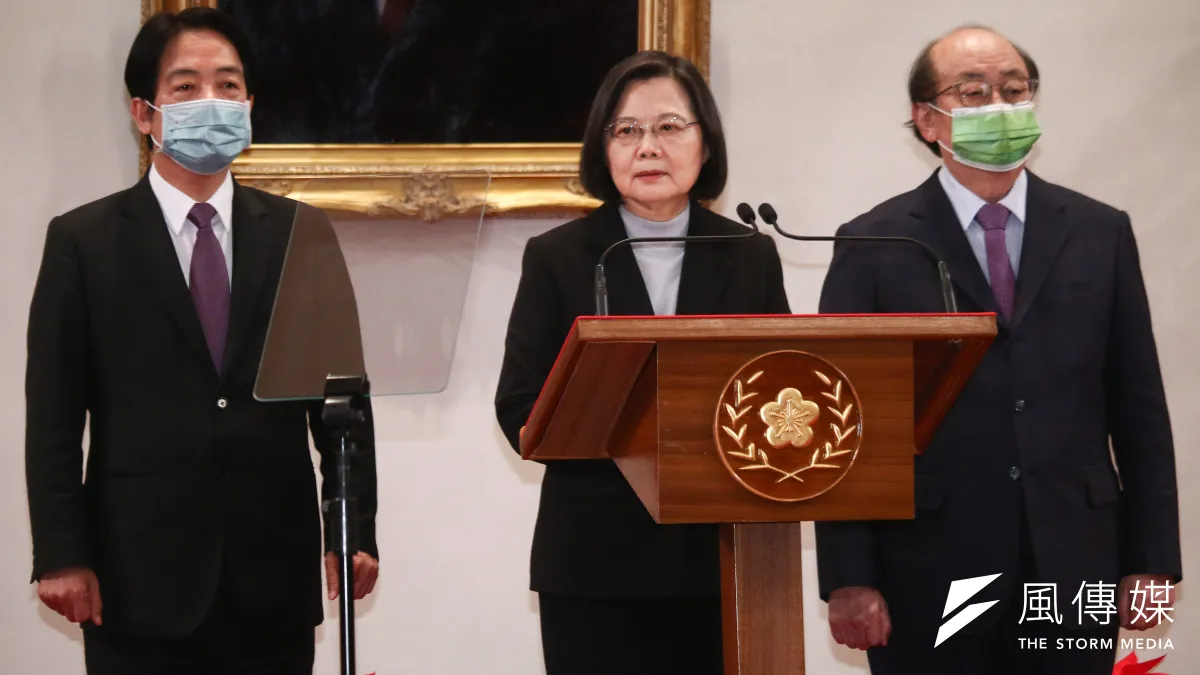總統蔡英文於全國公投後發表談話,左為副總統賴清德,右為民進黨立院總召柯建銘。(蔡親傑攝)
