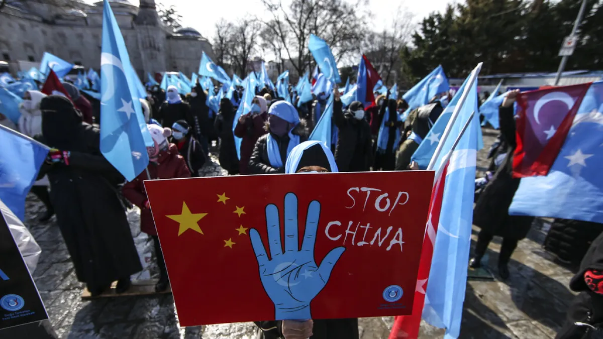 中國外長王毅2021年3月25日到訪土耳其,僑居土國的維吾爾人上街抗議,表達對中國鎮壓新疆維族行徑的不滿。(資料照,美聯社)