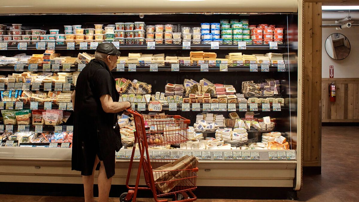 通膨、物價上漲、糧食危機。2022年7月,紐約民眾在超市選購食物。(美聯社) 通膨、物價上漲、糧食危機。2022年7月,紐約民眾在超市選購食物。(美聯社)