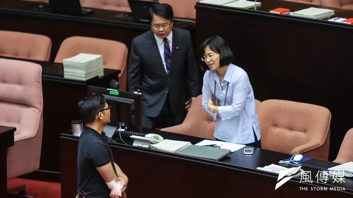 20170505-國民黨立委許毓仁5日一早於衝入議場時與民進黨立委莊瑞雄發生推擠受傷。(顏麟宇攝) 20170505-國民黨立委許毓仁5日一早於衝入議場時與民進黨立委莊瑞雄發生推擠受傷。(顏麟宇攝)