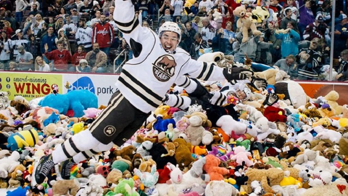 美國職業冰球的好時熊隊,在今年的「Teddy Bear Toss」活動中募得得泰迪熊數量締造了新的世界紀錄。 (圖片取自RMNB網站) 美國職業冰球的好時熊隊,在今年的「Teddy Bear Toss」活動中募得得泰迪熊數量締造了新的世界紀錄。 (圖片取自RMNB網站)