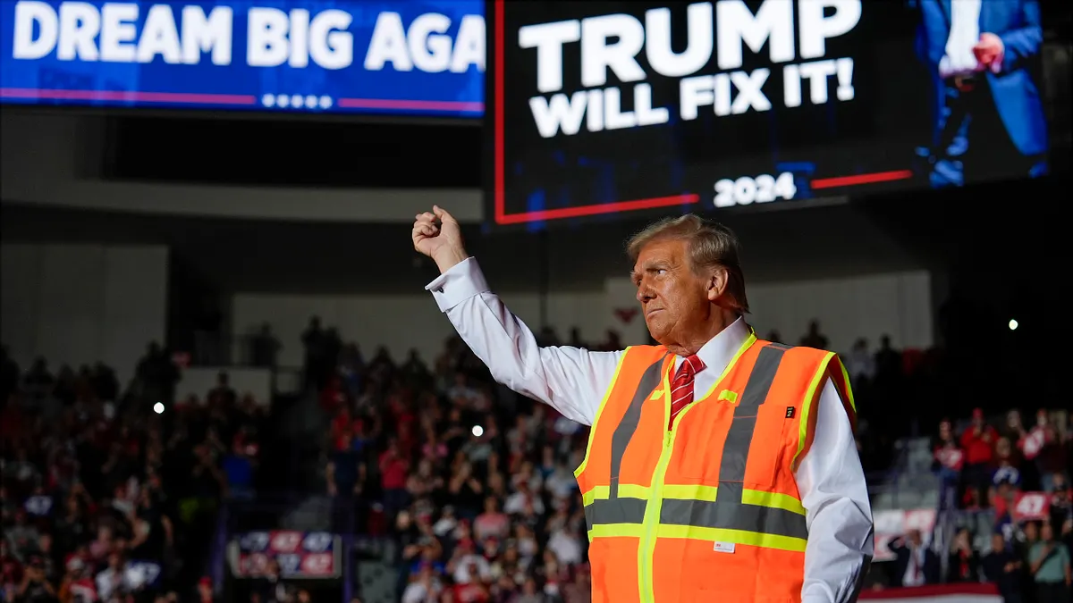 川普在近期多的民調中都顯示出他以微幅的差距拉近與對手賀錦麗距離,外界普遍看好由川普入主白宮。(美聯社)