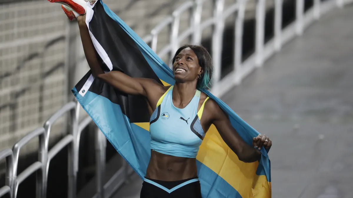 巴哈馬田徑女將米勒(Shaunae Miller)以「飛撲」姿勢,爆冷門拿下400公尺賽跑金牌。(美聯社)