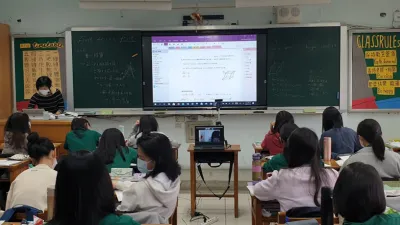北一女校慶學生設聊天攤位,引起討論。(圖片來源:台北市政府)