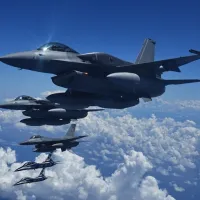 台湾が米国から調達する新造F-16Vブロック70戦闘機66機のうち、最初の2機(手前)が10月2日に台湾へ到着した。空軍は66機すべての受領を2028年までに完了する見通し。(台湾国防部提供) 台湾が米国から調達する新造F-16Vブロック70戦闘機66機のうち、最初の2機(手前)が10月2日に台湾へ到着した。空軍は66機すべての受領を2028年までに完了する見通し。(台湾国防部提供)