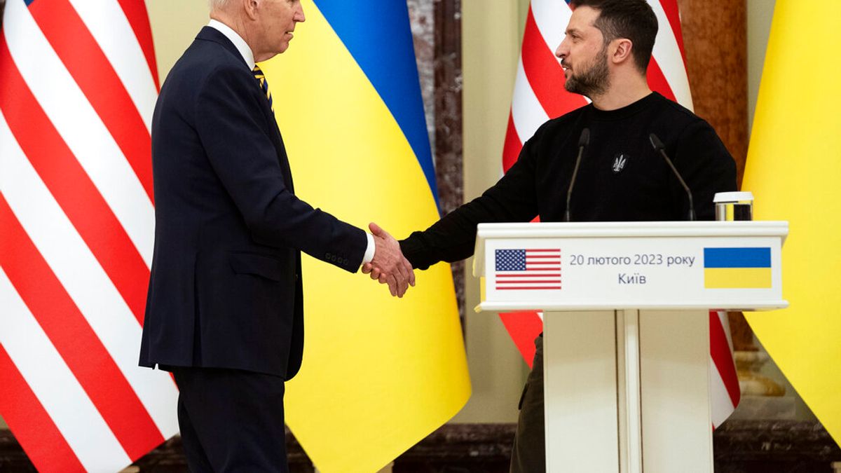 2023年2月20日,閃電訪問基輔的美國總統拜登與烏克蘭總統哲連斯基在馬林斯基宮發表談話。(美聯社) 2023年2月20日,閃電訪問基輔的美國總統拜登與烏克蘭總統哲連斯基在馬林斯基宮發表談話。(美聯社)