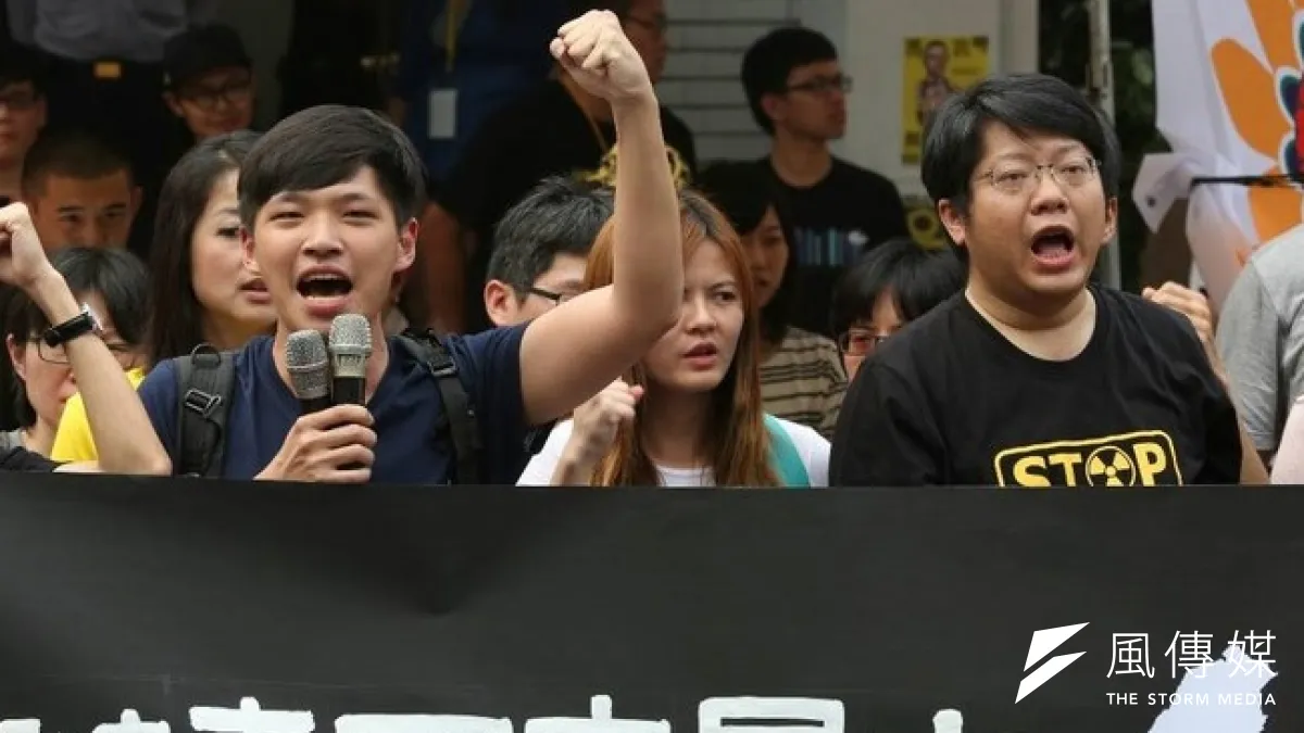 佔領立院行動領導人陳為廷(由左到右)、賴中強29日上午舉行記者會,表示330一定會將學生帶回立法院。(余志偉攝)