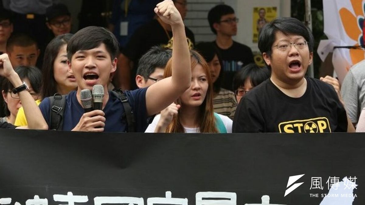 佔領立院行動領導人陳為廷(由左到右)、賴中強29日上午舉行記者會,表示330一定會將學生帶回立法院。(余志偉攝) 佔領立院行動領導人陳為廷(由左到右)、賴中強29日上午舉行記者會,表示330一定會將學生帶回立法院。(余志偉攝)