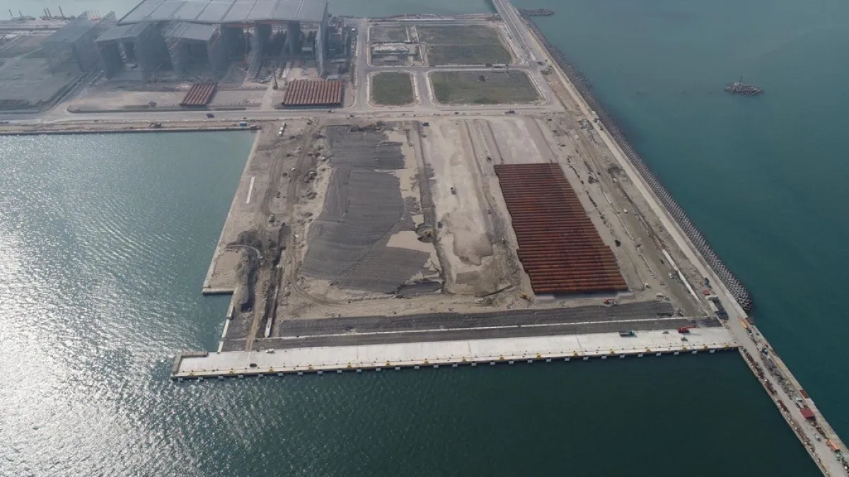 世紀風電為沃旭能源生產的水下基樁存放於位於台北港的離岸風電水下基礎廠房。(沃旭能源提供)