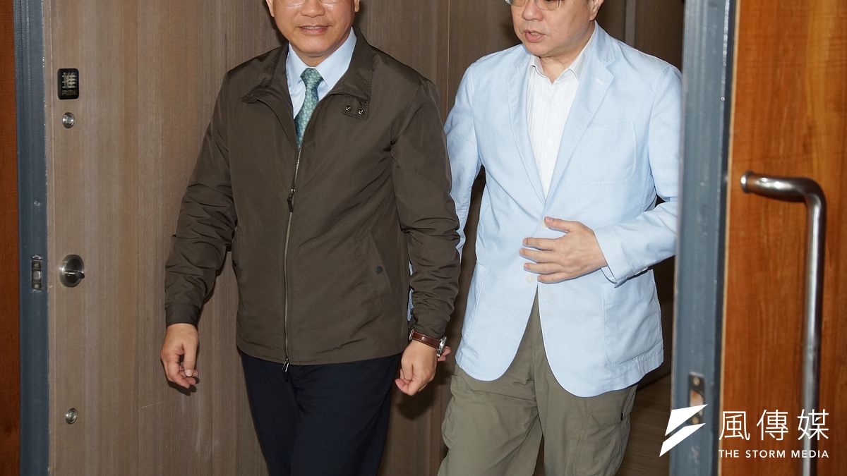 總統府秘書長林佳龍(左)與民進黨前秘書長卓榮泰(右)皆是傳言中的閣揆人選,因「電話門」使得檯面下的閣揆之爭,就此隱然浮現。(盧逸峰攝) 總統府秘書長林佳龍(左)與民進黨前秘書長卓榮泰(右)皆是傳言中的閣揆人選,因「電話門」使得檯面下的閣揆之爭,就此隱然浮現。(盧逸峰攝)