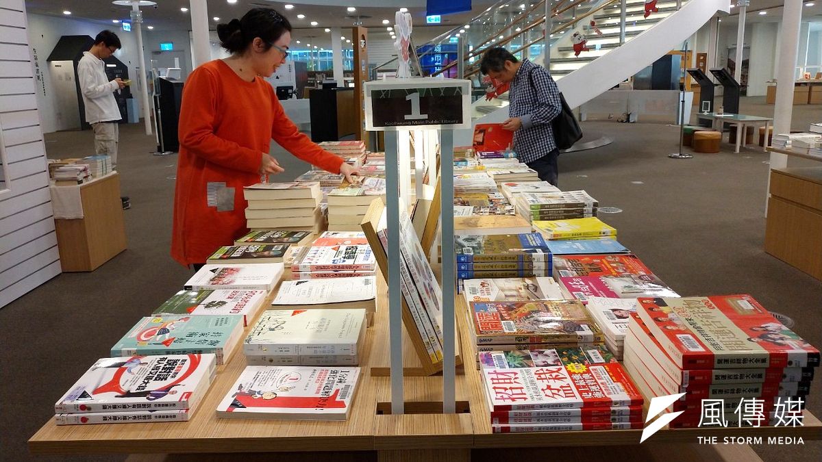 到高雄市圖總館借書就像在尋寶。(圖/徐炳文攝) 到高雄市圖總館借書就像在尋寶。(圖/徐炳文攝)