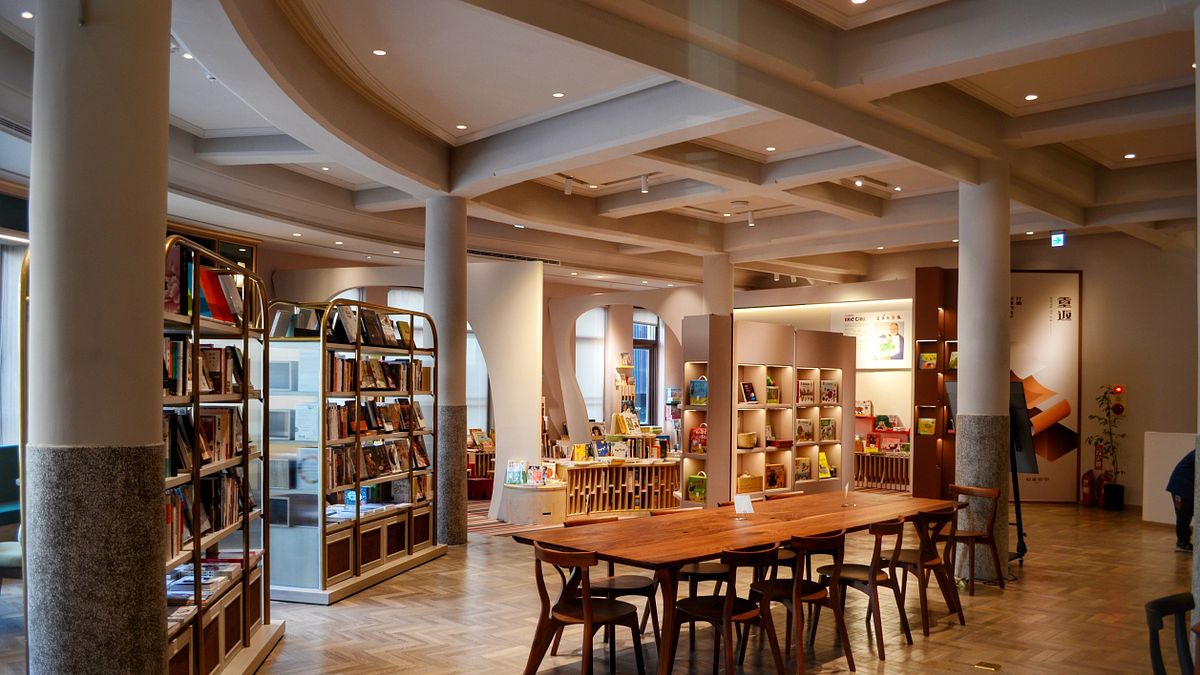 台中市舊城區呈現繽紛人文風貌-中央書局整修後,現今結合閱讀、展覽和餐飲等元素。(圖/台中市府觀旅局提供) 台中市舊城區呈現繽紛人文風貌-中央書局整修後,現今結合閱讀、展覽和餐飲等元素。(圖/台中市府觀旅局提供)