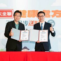 「大全聯健康處方箋」由全聯蔡篤昌總經理(右)與台北市立聯合醫院總院長王智弘(左),共同簽署合作備忘錄。(大全聯提供) 「大全聯健康處方箋」由全聯蔡篤昌總經理(右)與台北市立聯合醫院總院長王智弘(左),共同簽署合作備忘錄。(大全聯提供)