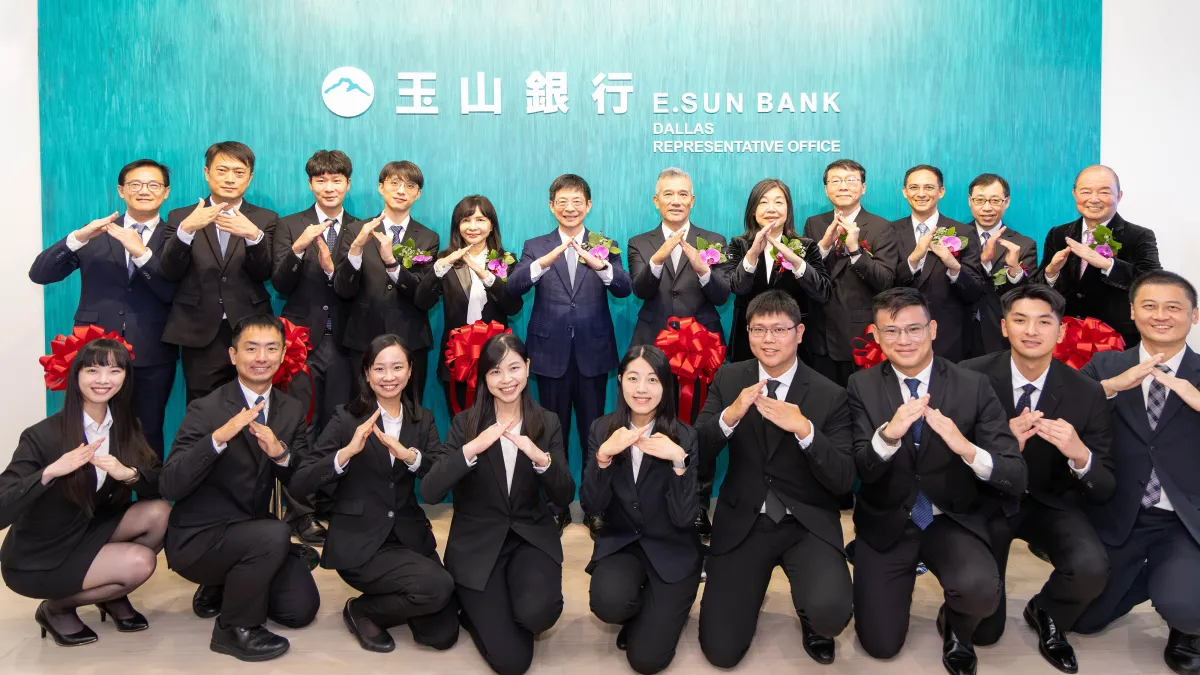 玉山金控創辦人黃永仁(後排右1)、董事長黃男州(後排左6)、玉山銀行總經理林隆政(後排右6)、玉山金控董事陳美滿(後排左5)、玉山銀行達拉斯代表人辦事處代表邱惇(後排左4),30日於達拉斯代表處開業晚宴合影。(玉山銀行提供)