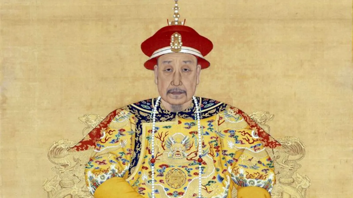 清宮劇裡的皇帝,看起來每天坐在龍椅上接受百官朝拜,吃的是山珍海味,身邊還有大批宮女、太監伺候,似乎是全天下最輕鬆的人。(示意圖/翻攝自維基百科)
