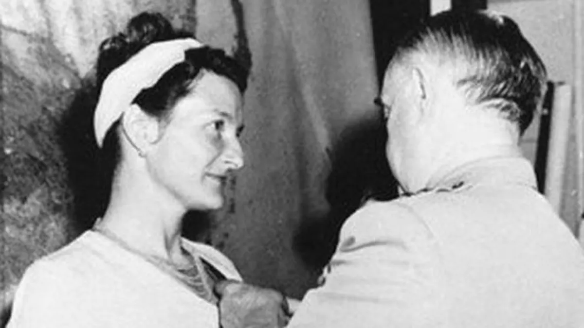 1945年,二戰結束後,霍爾被授予傑出服役十字勳章,是獲此殊榮的唯一平民女性。(BBC中文網)