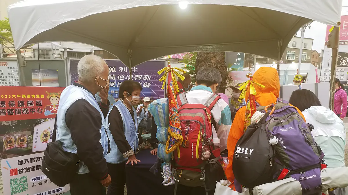 頂新和德文教基金會設置香客服務站提供香客補給品與休息服務(頂新和德文教基金會提供)