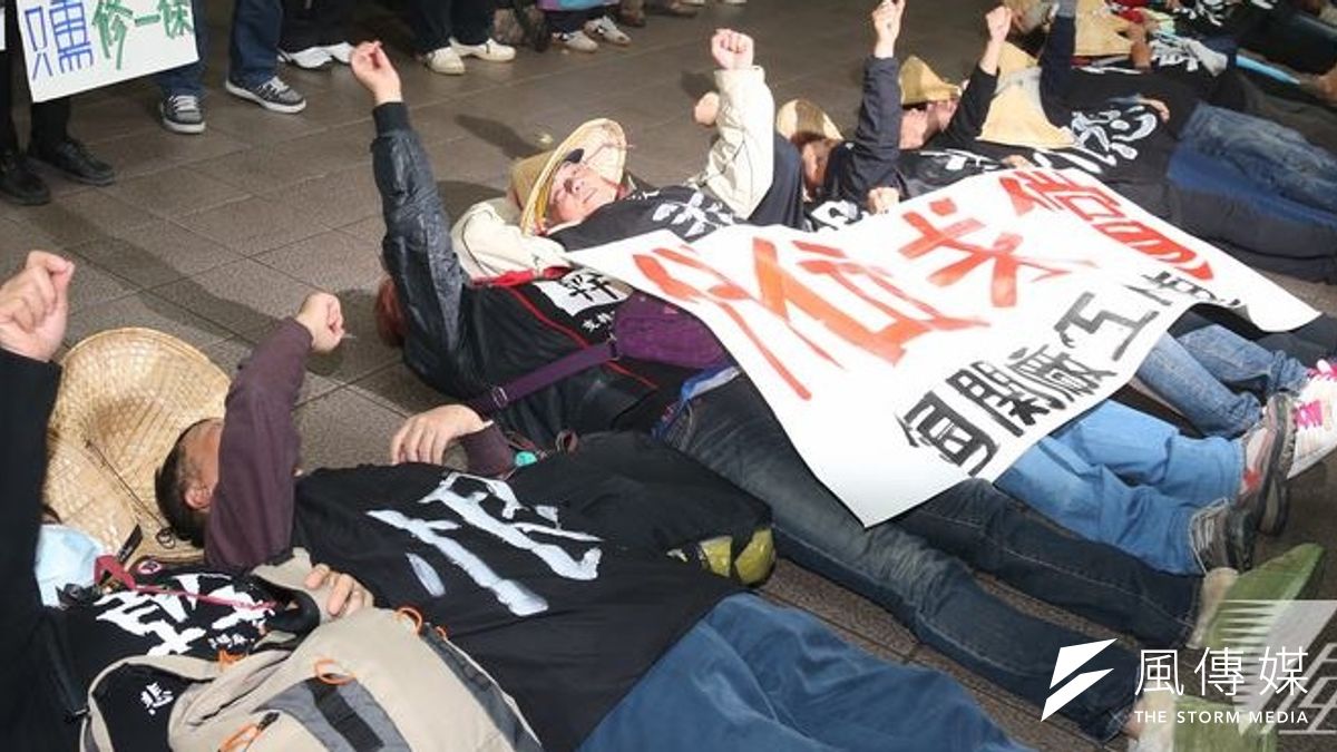 勞委會向當年被積欠資遣費、退休金的工人討債,14日台北高等行政法院舉行言詞辯論庭,圖為關廠工人臥軌週年抗議。(吳逸驊攝) 勞委會向當年被積欠資遣費、退休金的工人討債,14日台北高等行政法院舉行言詞辯論庭,圖為關廠工人臥軌週年抗議。(吳逸驊攝)