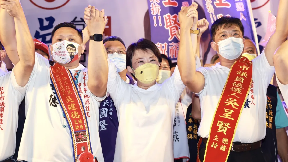 盧秀燕攜手青年戰將吳呈賢、吳建德,期盼打造更好的台中。(圖/盧秀燕競選總部提供)