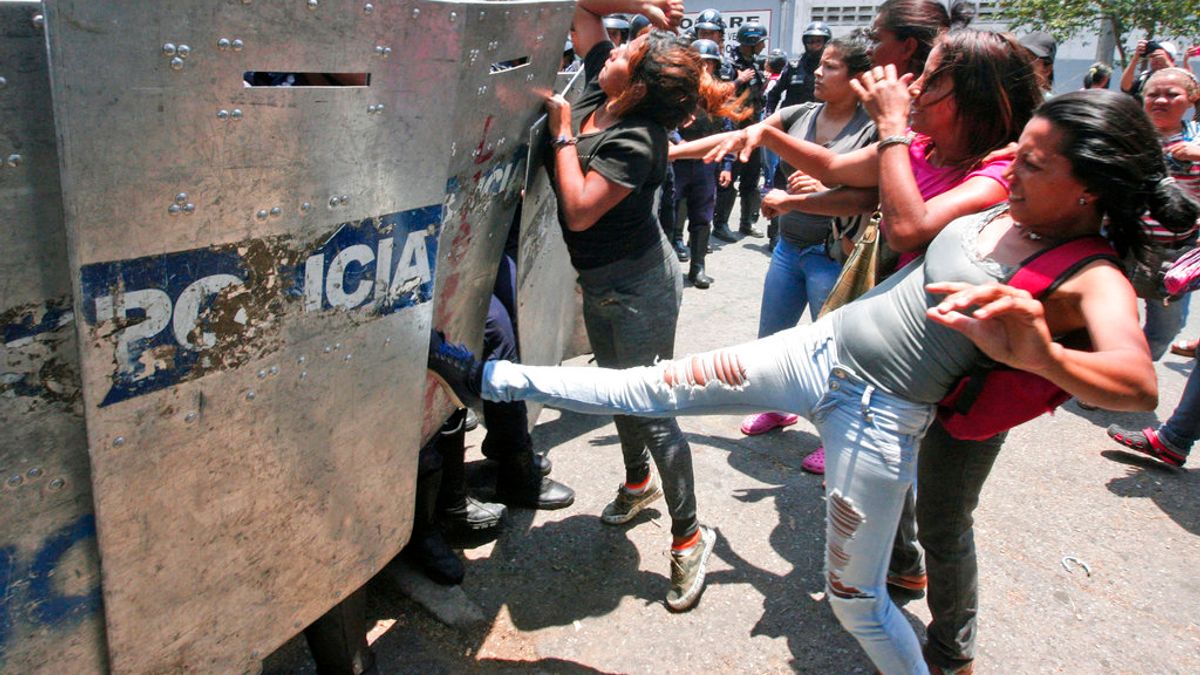 委內瑞拉警局拘留所28日爆發大火,造成68人死亡,心急如焚的家屬控訴政府未提供最新資訊,與警方爆發衝突。(AP) 委內瑞拉警局拘留所28日爆發大火,造成68人死亡,心急如焚的家屬控訴政府未提供最新資訊,與警方爆發衝突。(AP)