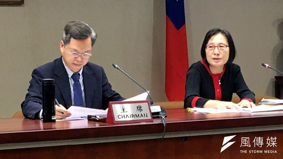 新版《公司法》明上路,經濟部次長龔明鑫(左)、商業司長李鎂(右)開記者會,說明修法細節。(尹俞歡攝) 新版《公司法》明上路,經濟部次長龔明鑫(左)、商業司長李鎂(右)開記者會,說明修法細節。(尹俞歡攝)