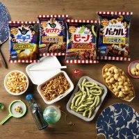 東ハトは夏祭りの屋台メシを再現した「おかしな縁日」シリーズ4種と冷やしても美味しいハート型の「LOVELYキャラメルコーン・ソーダフロート味」を7月6日より順次新発売する。(写真/東ハト提供) 東ハトは夏祭りの屋台メシを再現した「おかしな縁日」シリーズ4種と冷やしても美味しいハート型の「LOVELYキャラメルコーン・ソーダフロート味」を7月6日より順次新発売する。(写真/東ハト提供)