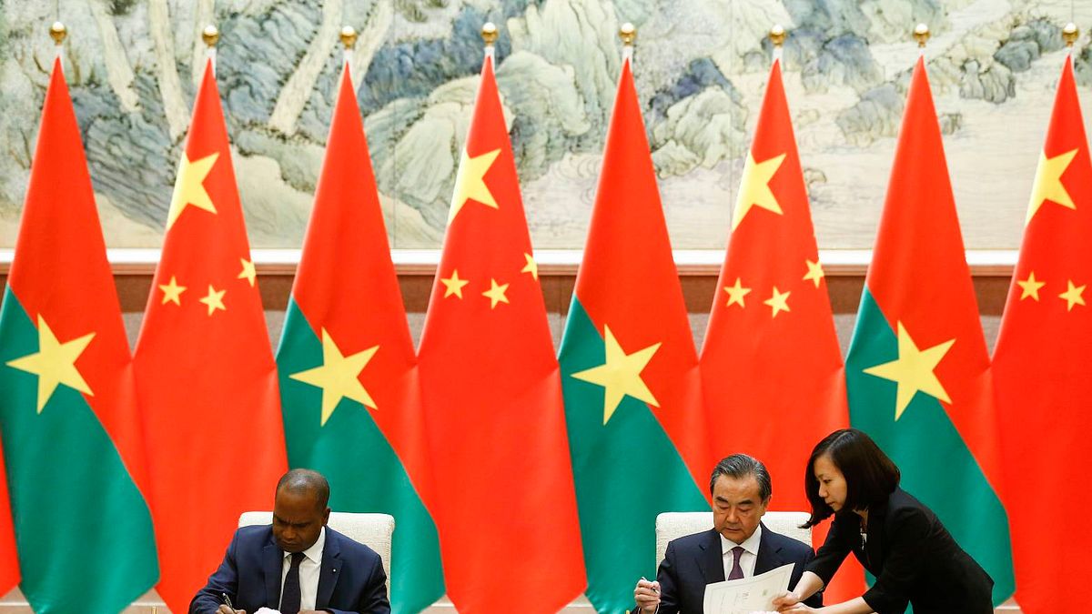 布吉納法索與台灣斷交,隨後正式與中國建交,對於外交政策,作者認為「唯有放棄民調思維,為了台灣的未來往前走,才是真正台灣價值的實踐者。」圖為中國外交部長王毅與布吉納法索外長巴瑞(Alpha Barry) 布吉納法索與台灣斷交,隨後正式與中國建交,對於外交政策,作者認為「唯有放棄民調思維,為了台灣的未來往前走,才是真正台灣價值的實踐者。」圖為中國外交部長王毅與布吉納法索外長巴瑞(Alpha Barry)