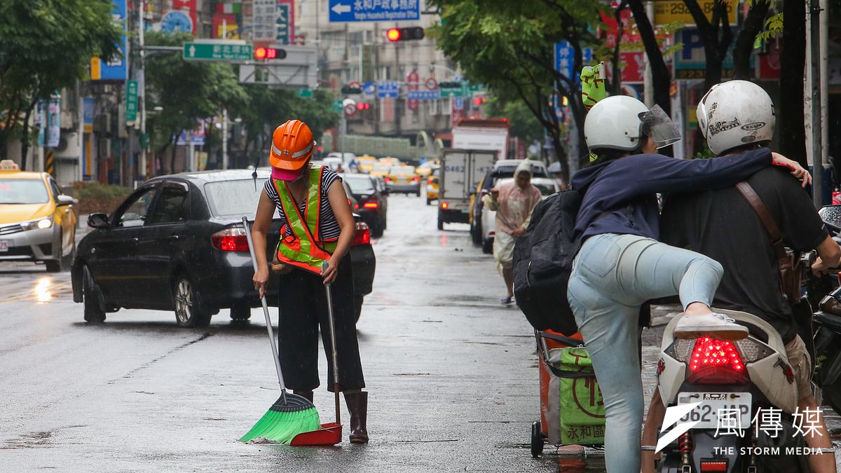 20180711-「瑪莉亞」颱風飛掠北台灣,引發北北基颱風假不同調熱議。(陳明仁攝) 20180711-「瑪莉亞」颱風飛掠北台灣,引發北北基颱風假不同調熱議。(陳明仁攝)
