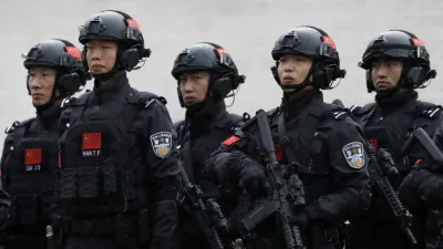 2019年11月28日。中國安全部隊在塞爾維亞進行聯合反恐演習。(AP)