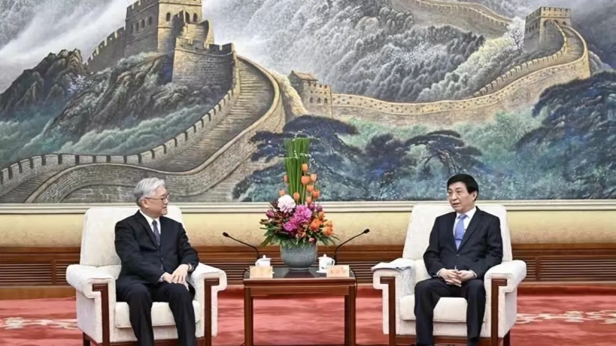 國民黨副主席夏立言(左)在北京人民大會堂,與中共政治局常委、全國政協主席王滬寧(右)會晤。(國民黨提供)