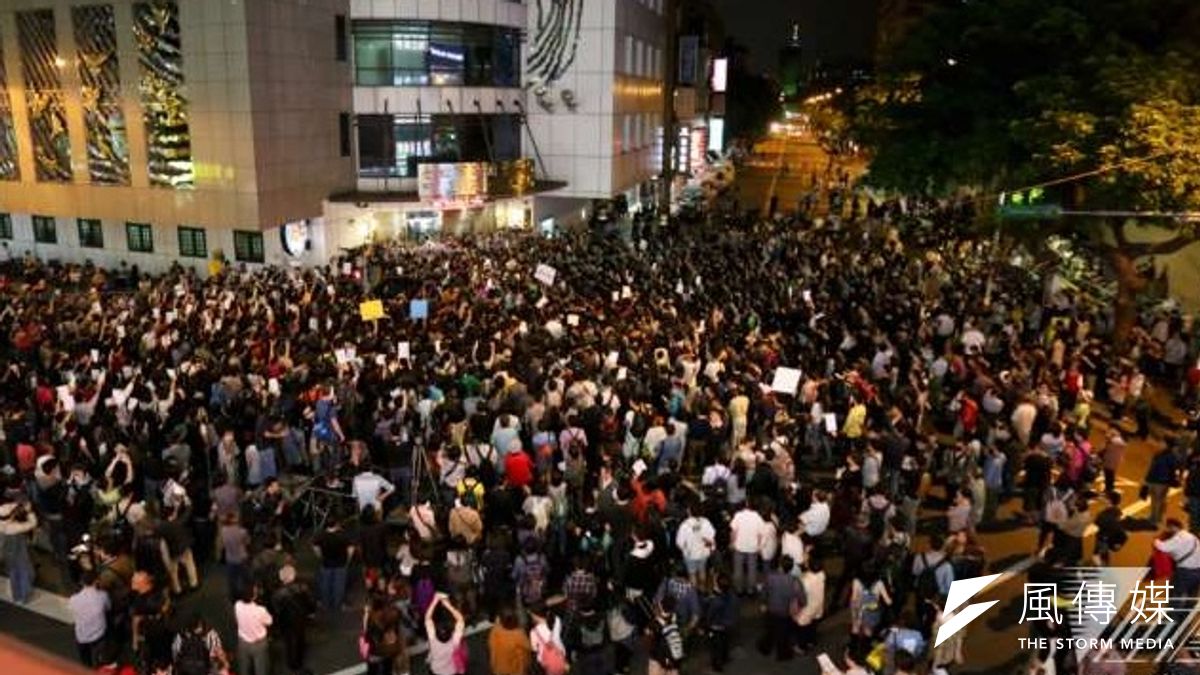 學生佔領立法院活動結束後,群眾又以「路過」名義包圍中正一分局。(余志偉攝) 學生佔領立法院活動結束後,群眾又以「路過」名義包圍中正一分局。(余志偉攝)