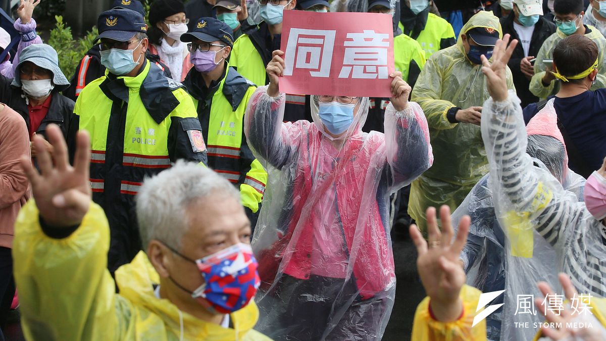 有網路流傳圖卡指稱「中國《央視》表態4個同意」,經台灣事實查核中心檢視節目後發現為錯誤訊息。圖為參與公投造勢活動民眾,與新聞個案無關。(資料照,柯承惠攝) 有網路流傳圖卡指稱「中國《央視》表態4個同意」,經台灣事實查核中心檢視節目後發現為錯誤訊息。圖為參與公投造勢活動民眾,與新聞個案無關。(資料照,柯承惠攝)