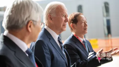 美國總統拜登出席台積電進機典禮,與台積電董事長劉德音、台積電總裁魏哲家同框。(圖/台積電提供)