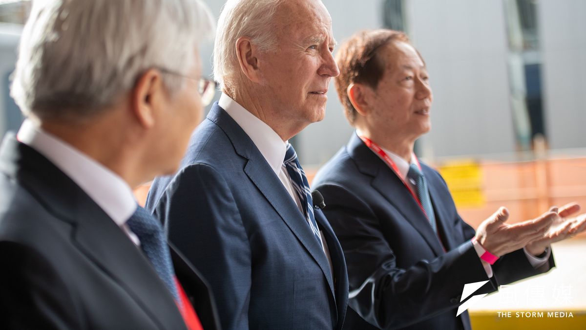 美國總統拜登出席台積電進機典禮,與台積電董事長劉德音、台積電總裁魏哲家同框。(圖/台積電提供) 美國總統拜登出席台積電進機典禮,與台積電董事長劉德音、台積電總裁魏哲家同框。(圖/台積電提供)