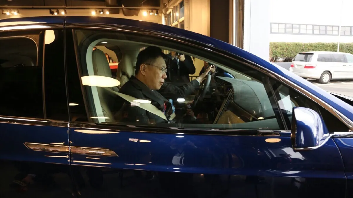 台北市長柯文哲於美國時間10日下午參訪全球最大的電動車製造商特斯拉(Tesla)公司,並體驗自動駕駛。(台北市政府)