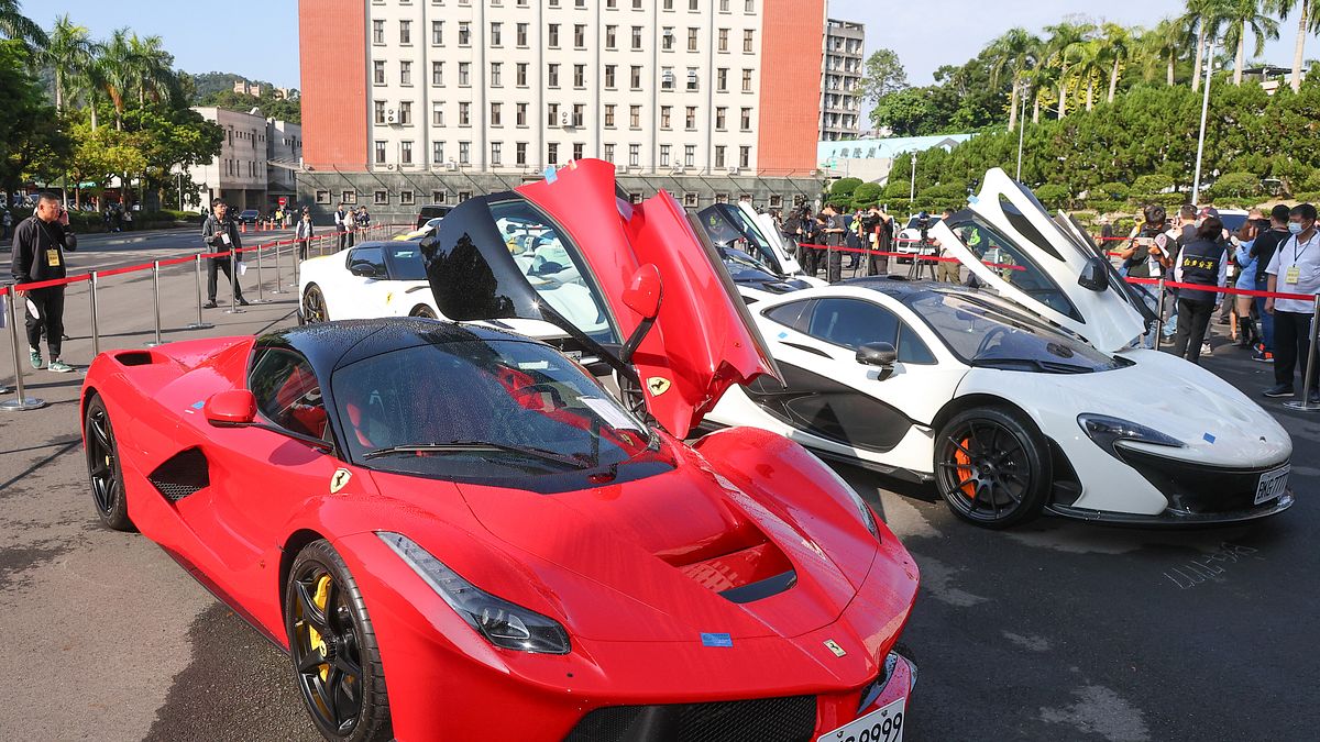 太子集團法拉利「馬王」1.35億成交!Bugatti山豬王為何流標?哪一台最便宜?法拍現場一次看