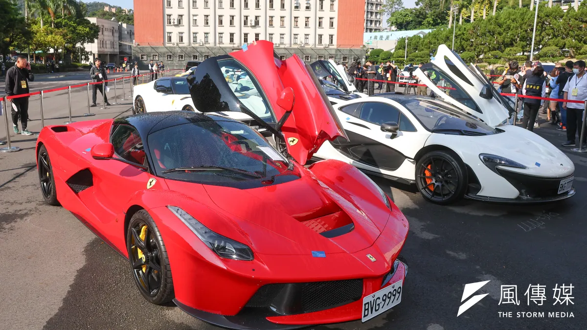 プリンスグループから押収した名車の競売会場。ラ・フェラーリ(左)が1億3500万台湾ドルで落札された。(写真/顔麟宇撮影)