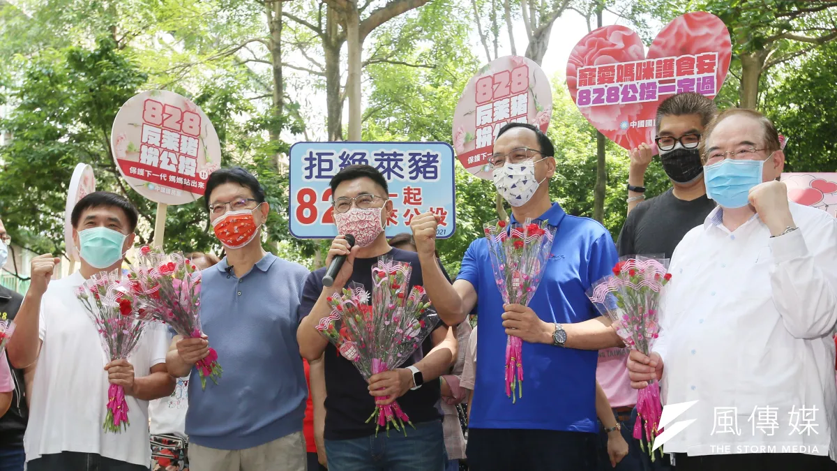 國民黨8日舉辦「寵愛媽咪、響應828公投」 活動,黨主席江啟臣(左三)、前主席朱立倫(右三)、前副主席郝龍斌(左一) 、智庫副董事長連勝文(右二)及中廣董事長趙少康(左二)等人出席。(柯承惠攝)