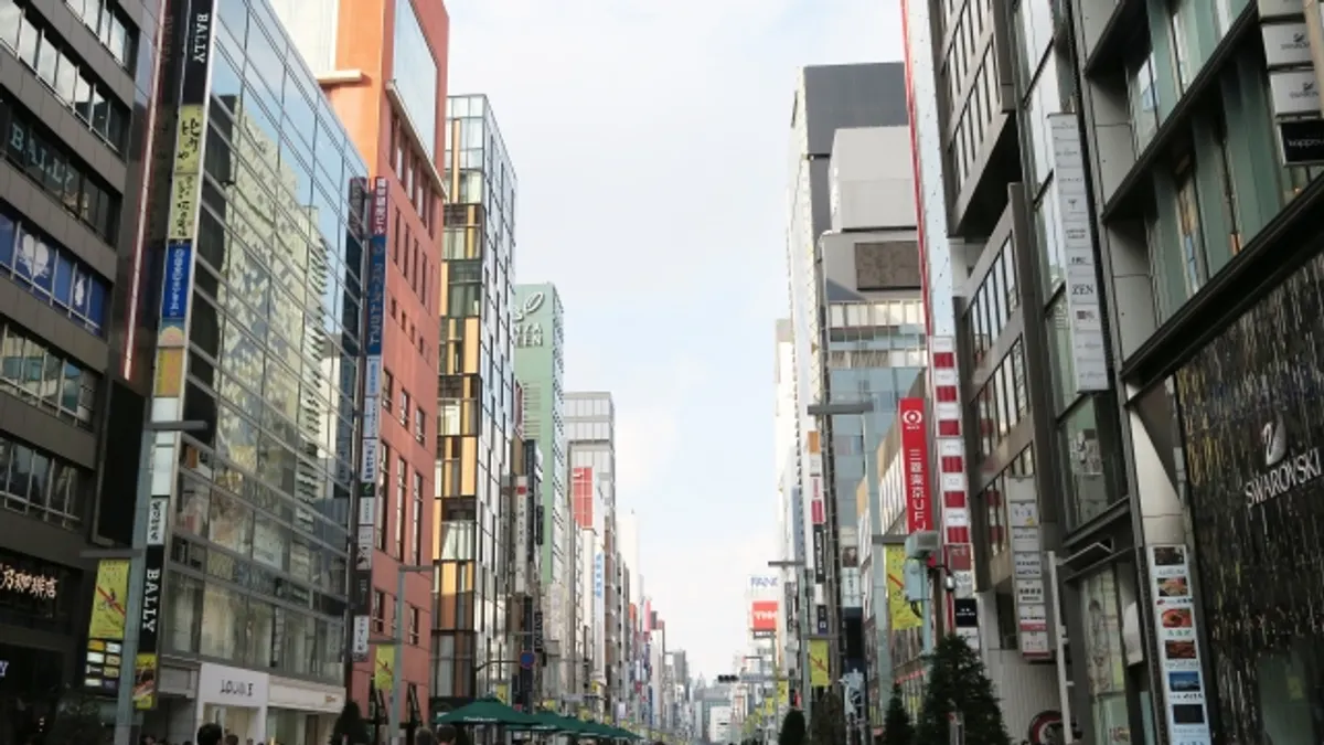 日本東京銀座街頭發生搶案,4名歹徒都是16至19歲不等的高中生或打工少年。(圖/Photo AC) 日本東京銀座街頭發生搶案,4名歹徒都是16至19歲不等的高中生或打工少年。(圖/Photo AC)