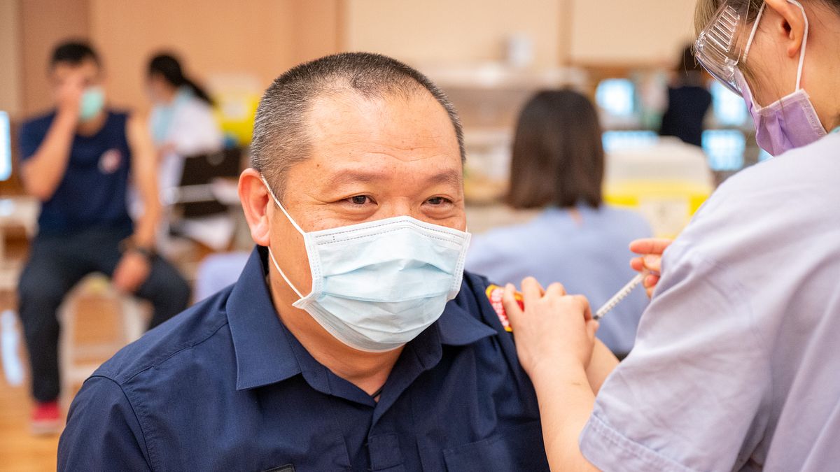 第二批疫苗運抵台中後,市府已經針對第一線的醫護警消進行施打,多位警消人員對於第一時間就能打到疫苗感到欣慰。(圖/台中市政府) 第二批疫苗運抵台中後,市府已經針對第一線的醫護警消進行施打,多位警消人員對於第一時間就能打到疫苗感到欣慰。(圖/台中市政府)