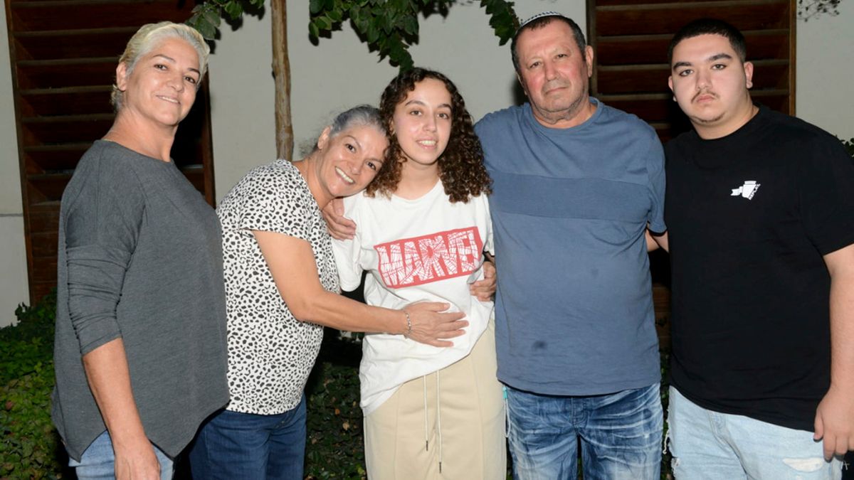 由以色列安全局提供的以色列女兵梅吉迪希(中)與親友的照片。(美聯社) 由以色列安全局提供的以色列女兵梅吉迪希(中)與親友的照片。(美聯社)