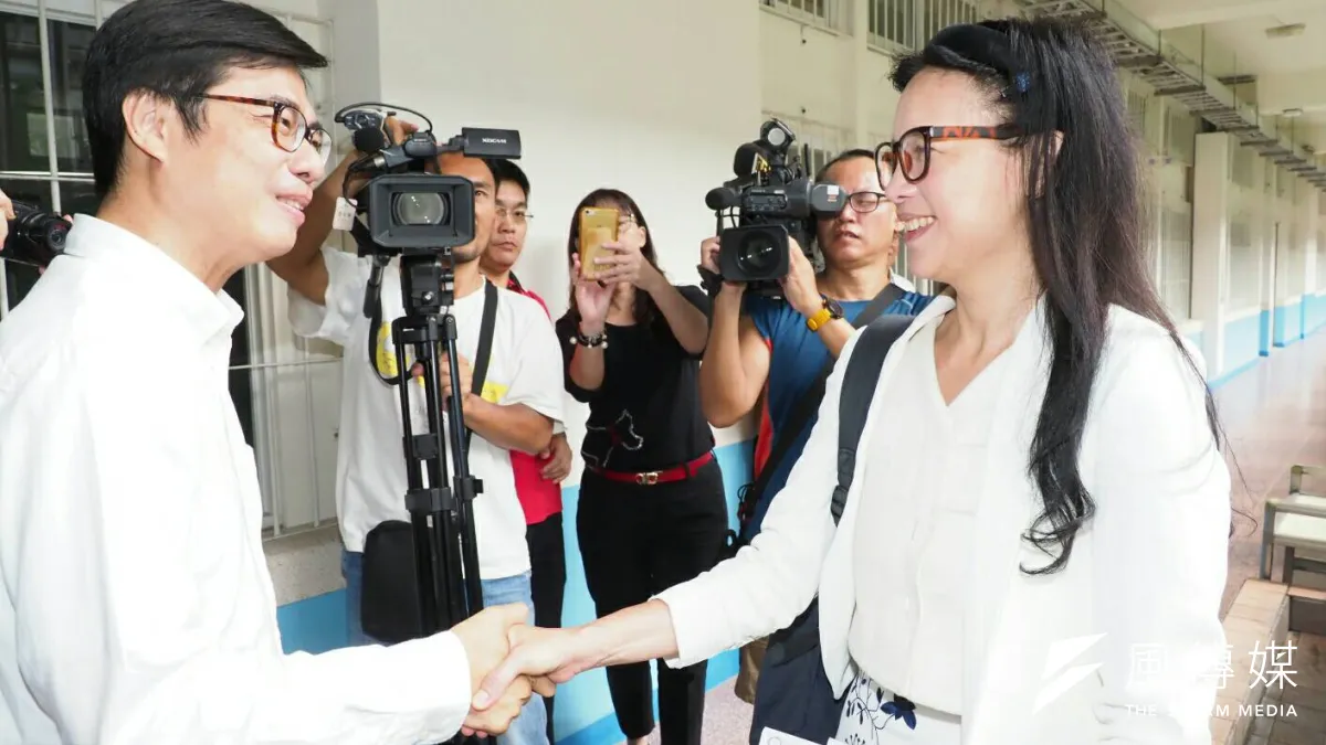 民進黨市長參選人陳其邁13日上午出席《市長候選人教育政見說明會》,巧遇璩美鳳。(新新聞林瑞慶攝)